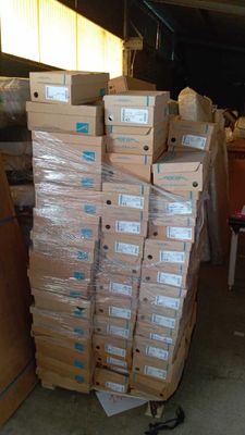 de nombreux cartons empilés les uns sur les autres dans un entrepôt