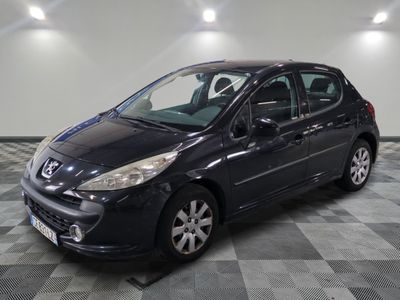 la photo d'une voiture noire garée dans un garage