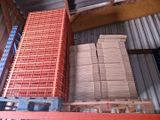 de nombreuses piles de cartons sur une palette dans un entrepôt