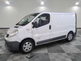 la photo d'une camionnette blanche sur un sol en damier