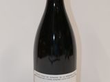une bouteille de vin posée sur une table