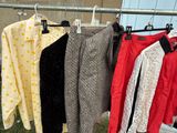 de nombreux t-shirts de différentes couleurs suspendus à un portant