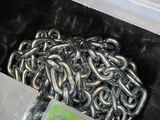 une boîte contenant tout un tas de chaînes en argent