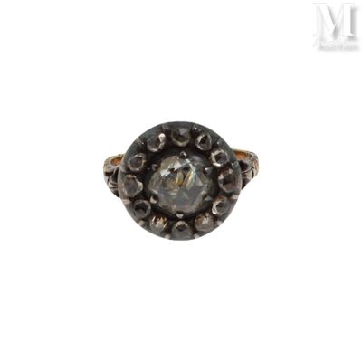 gros plan d'une bague en diamant sur fond blanc