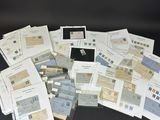 de nombreux types de timbres et d'enveloppes disposés sur une table