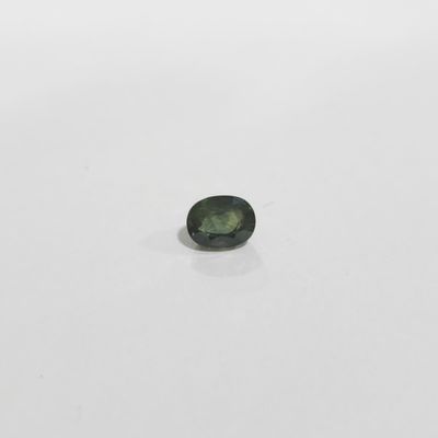 une tourmaline verte posée sur un fond blanc