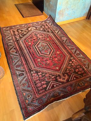 un tapis posé à même le sol dans une pièce dotée d'un parquet