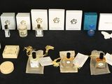 tout un tas de parfums posés sur une table