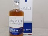 l'image d'une bouteille de whisky posée à côté d'une boîte