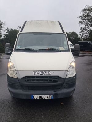 une camionnette blanche garée dans un parking