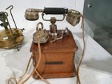 deux téléphones à l'ancienne exposés sur une table