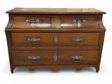 une commode ancienne avec un plateau en bois et des poignées en métal
