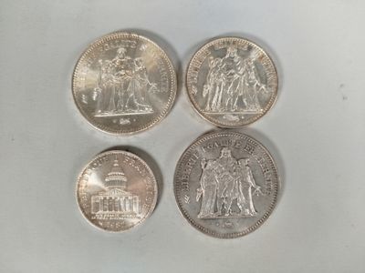 quatre types de pièces différents sont présentés sur une surface blanche