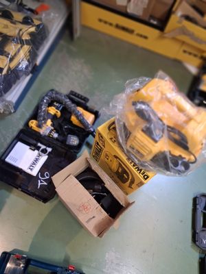 un grand nombre d'outils sur la table