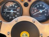 un gros plan du volant et des instruments de bord d'une voiture