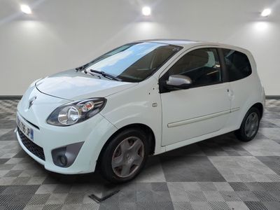 la photo d'une petite voiture blanche garée dans un garage