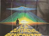une affiche de cinéma pour un film de science-fiction représentant un homme debout devant un vaisseau spatial extraterrestre