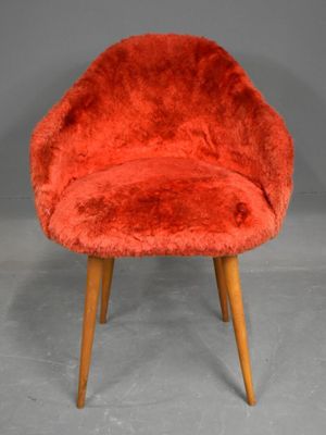 FAUTEUIL à garniture rouge sur quatre pieds en bois