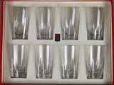 six verres dans une boîte rouge avec un couvercle rouge