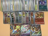 de nombreuses cartes Pokémon différentes sur la table