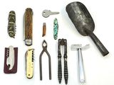 un grand nombre d'outils posés sur la table