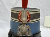 un chapeau orné d'un ruban rouge sur le dessus
