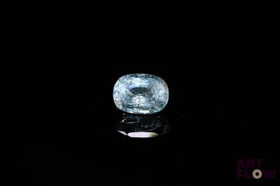 gros plan d'un diamant bleu sur une surface noire