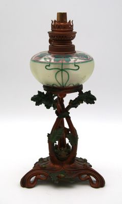 une lampe posée sur une table