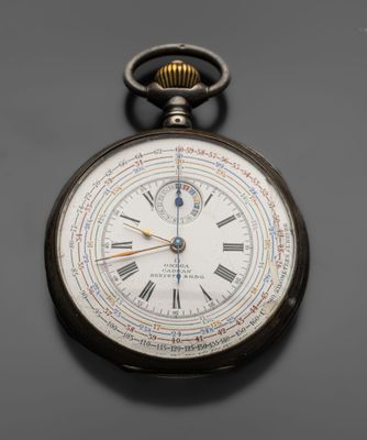 une montre de poche dont le cadran est orné de chiffres romains