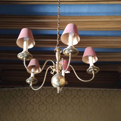 un lustre avec des lampes roses suspendues au plafond