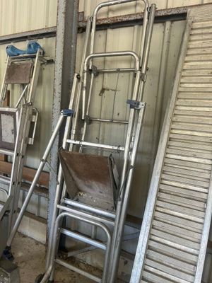 beaucoup de chaises et d'échelles dans une pièce