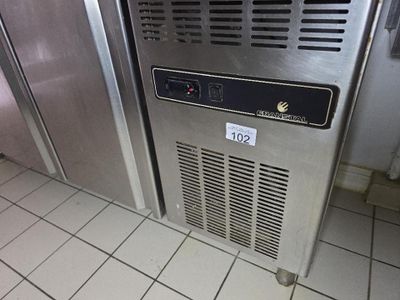 un réfrigérateur en acier inoxydable dans une cuisine carrelée