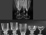 six verres à vin posés les uns à côté des autres sur une table