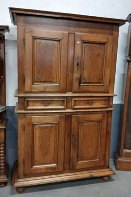 un grand meuble en bois surmonté d'une horloge