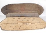 une vieille valise en bois munie d'une poignée et d'une autre poignée