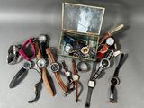 de nombreuses montres différentes et d'autres montres dans une boîte