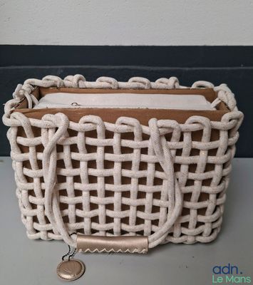 un sac à main posé sur une table, avec une pièce à l'intérieur