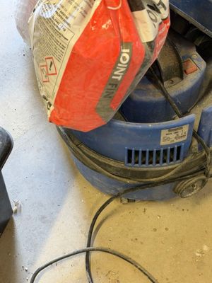 a blue machine that is sitting on the floor