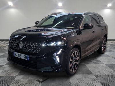 l'avant d'un SUV noir garé sur un sol à damier
