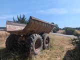 un camion-benne garé dans l'herbe
