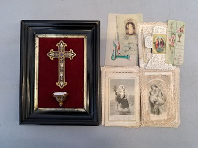 Bénitier et croix en cloisonné, dans un cadre en bois noirci. 21x16 cm