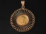 un pendentif en or sur lequel est gravé le portrait d'une femme