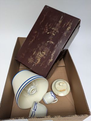 une boîte marron contenant une bouteille de lait et un livre