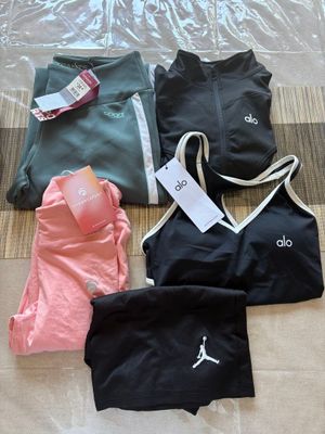 beaucoup de vêtements et un chapeau par terre