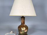 l'image d'une lampe posée sur une table