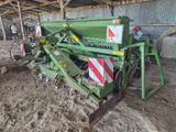 une grosse machine verte qui est garée dans la poussière