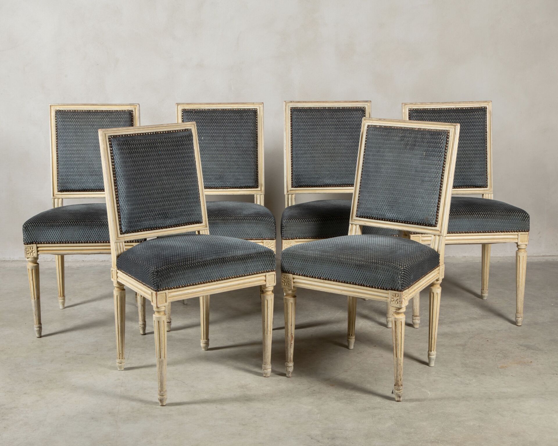 Six chaises en bois naturel peint blanc,, l'assise et le dos…