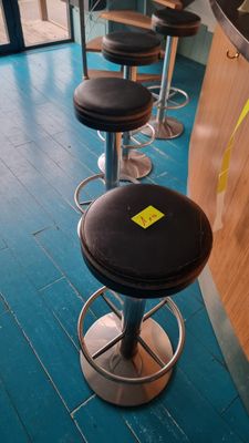 10 tabourets de bar dont 4 au sous-sol, assise en skaï noir …