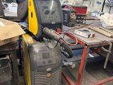 une machine posée sur une table dans une pièce