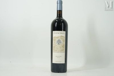 une bouteille de vin posée sur une table
